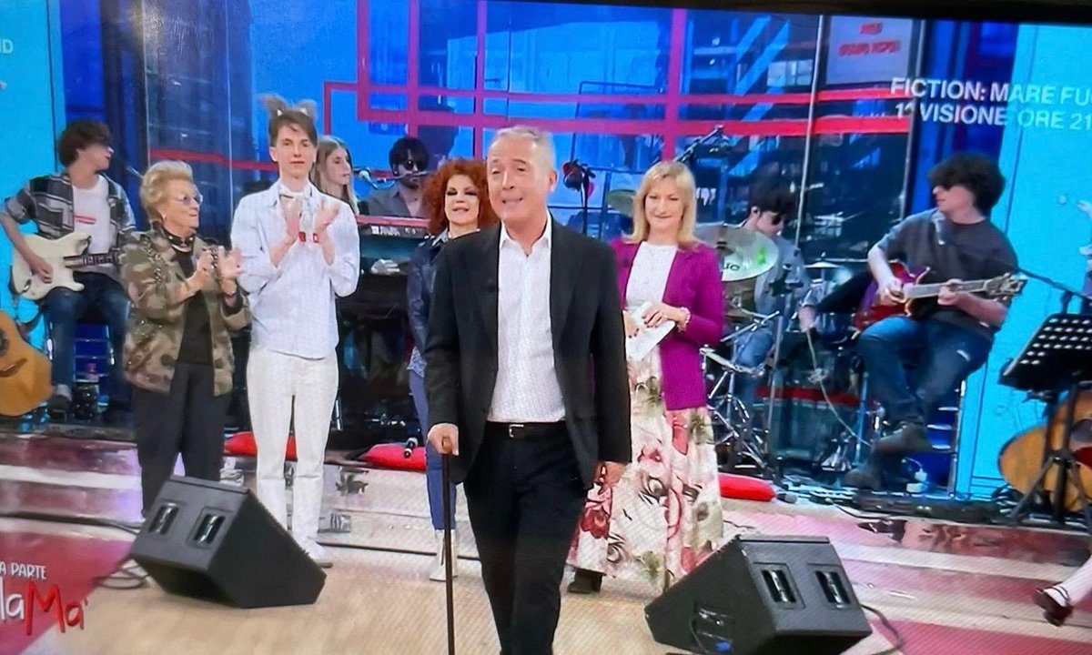 Segnalo, solo per intenditori 😁
Oggi Diaco in diretta a #BellaMa ha lanciato un sondaggio:"Vi piace se conduco con il bastone? Scrivete a bellama@rai.it"🚀
(Il bastone è il regalo portato in studio dalla Villa da parte di Pingitore. Diaco ha detto che sarà un omaggio a Funari)