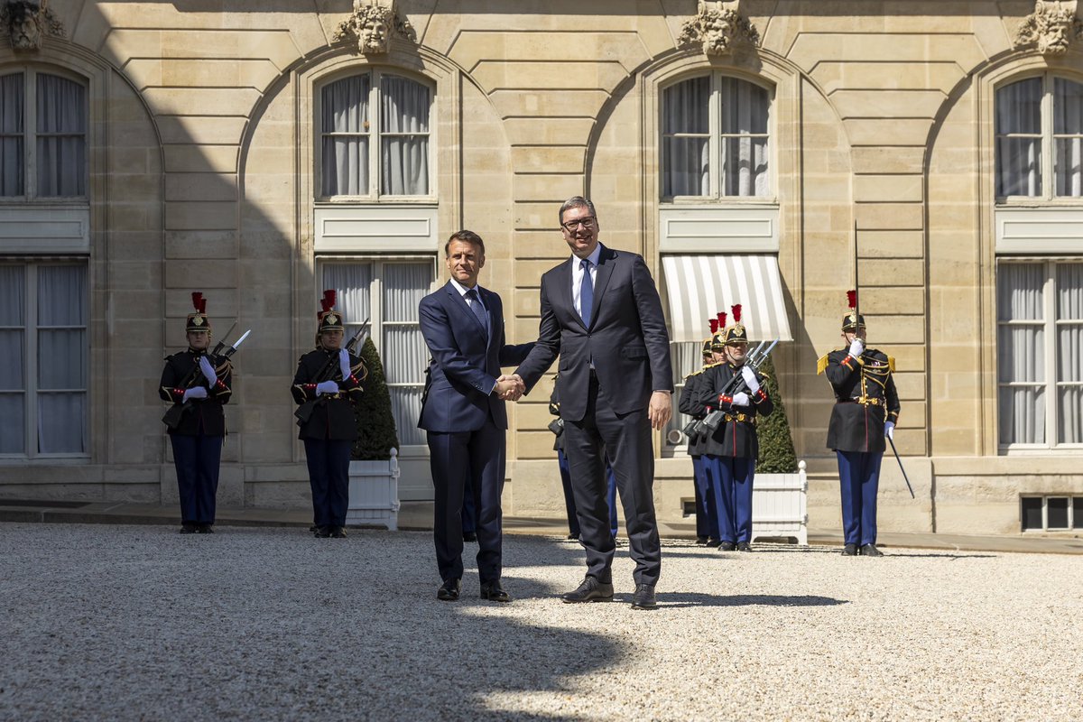 Emmanuel Macron tweet media