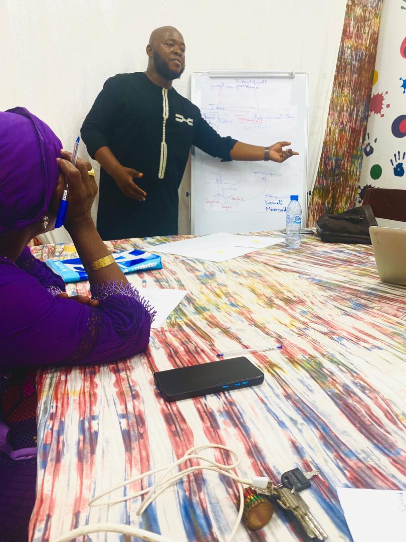 daoudab32's tweet photo. Merci au CAEF de Kaloum pour une belle collaboration !
Les 8 et 9 Avril, le cabinet CECAD a animé une formation enrichissante en management stratégique.
Des participants engagés et des échanges fructueux pour construire l'avenir ! 💼📈 #ManagementStratégique #CECAD #CAEF https://t.co/RXySENwFEz