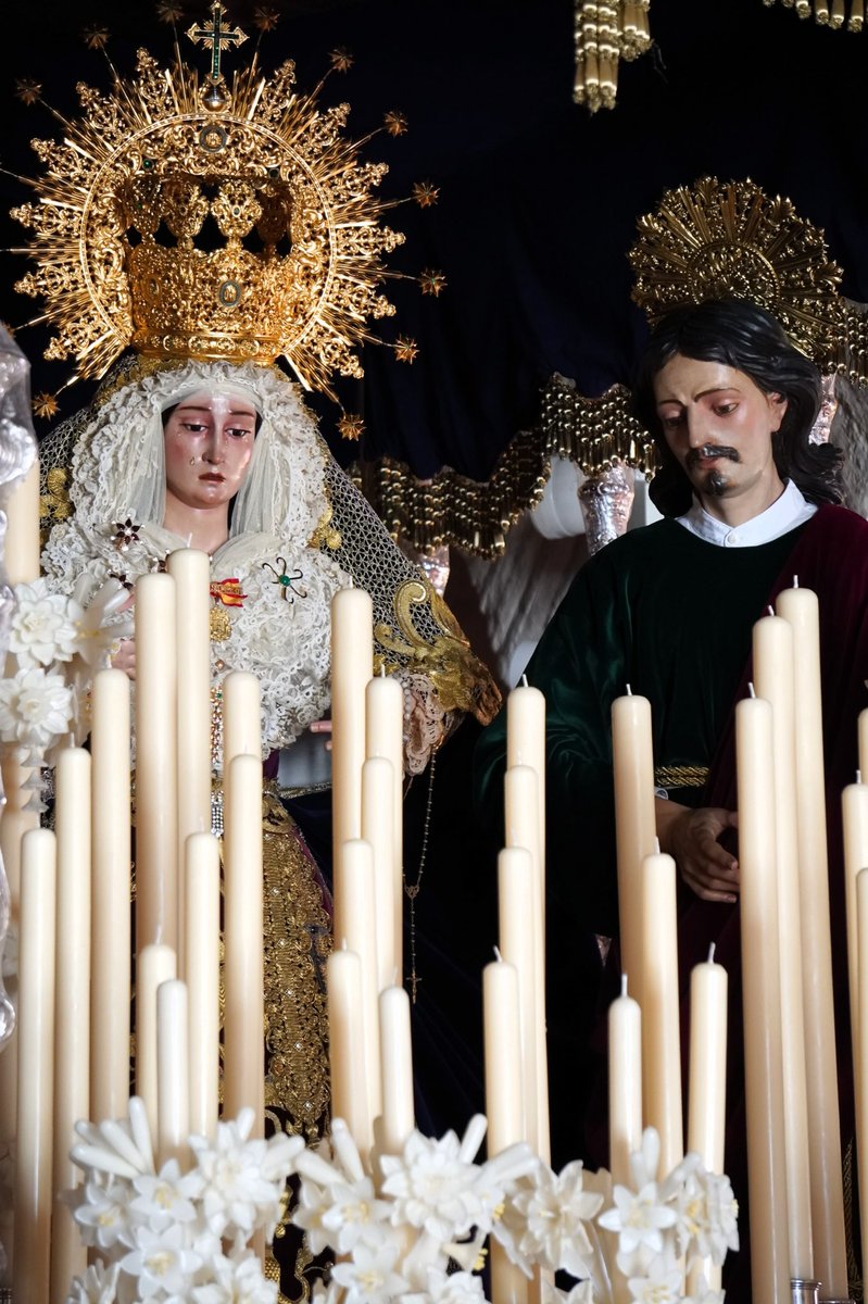 JPulgarSalgado's tweet photo. Sirviendo bajo palio, el Consuelo de Cantillana.
Con un tocado de reminiscencias Macarenas vemos a la Virgen del Consuelo. Com tablas enmarcando el rostro, jugando con el tul y blondas en el pecho, rematando con forma de corazón.
Manos altas y el talento de Antonio Sanabria. https://t.co/LDD7xKgxzV