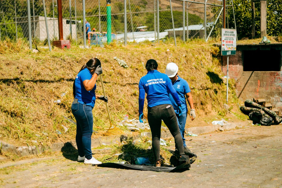 🔵 Nuestros #GestoresTerritoriales junto al #EquipoTácticoOperativo de <a href="/PROCIVILSV/">Protección Civil de El Salvador</a> y <a href="/BomberosSV/">Bomberos El Salvador 🧑‍🚒🚒🇸🇻</a> realizan la #JornadaDeMitigación en 📍condominios Los Ángeles, distrito de Ayutuxtepeque, San Salvador Centro.

✅️ Con el fin de prevenir incidentes en la época lluviosa.