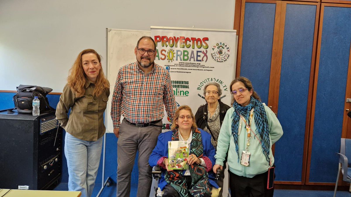 UnionporLeganes's tweet photo. Dentro de la #SemanaSalud2025 la asociación @Asorbaex ha programado un “Taller Ecohuerto Terapéutico Ocupacional” y @Rehabictus y ALEM un taller de Risoterapia.
La Concejala de Salud @VirginiaULEG ha estado acompañándoles.
#Uleg #Leganés #SentimosLeganés https://t.co/vHNn9tBNXN