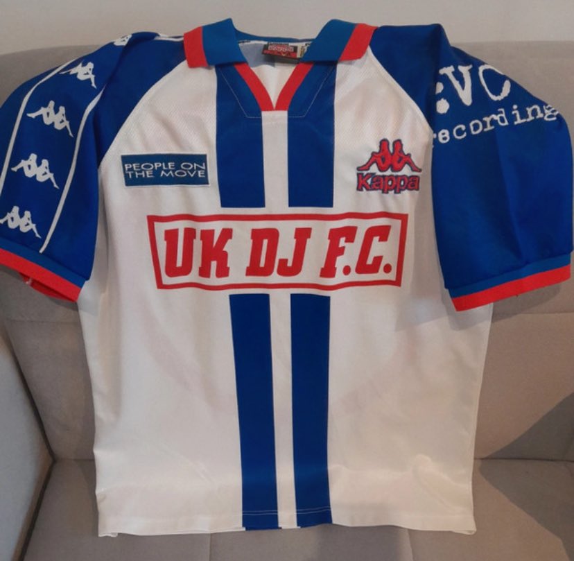 Bargain_Shirts's tweet photo. HELP football shirt X!🚨⚠️
I just bought this shirt for € 15, as it reminds me of my super comfy "Dinamo Rock" shirt. Unfortunately I can't find any info about this on the internet. Does someone know more?
Thanks!!!!!!! ❤️
#footballshirt #footballshirttwitter https://t.co/ACj2kjRUmq