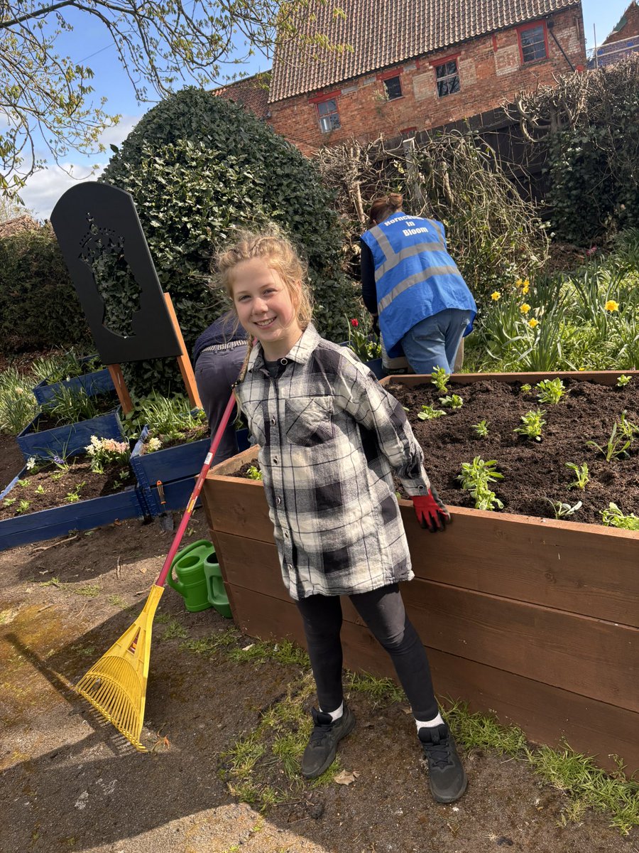 MichelleDenove1's tweet photo. Another lovely morning planting up Hamerton Gardens this time #horncastleinbloom https://t.co/EbSeNvPiri