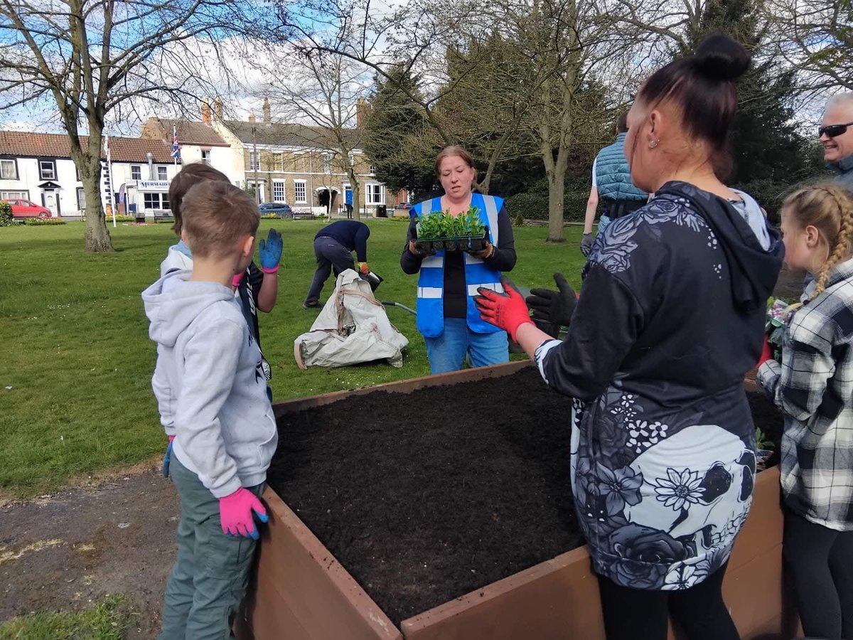 MichelleDenove1's tweet photo. Another lovely morning planting up Hamerton Gardens this time #horncastleinbloom https://t.co/EbSeNvPiri
