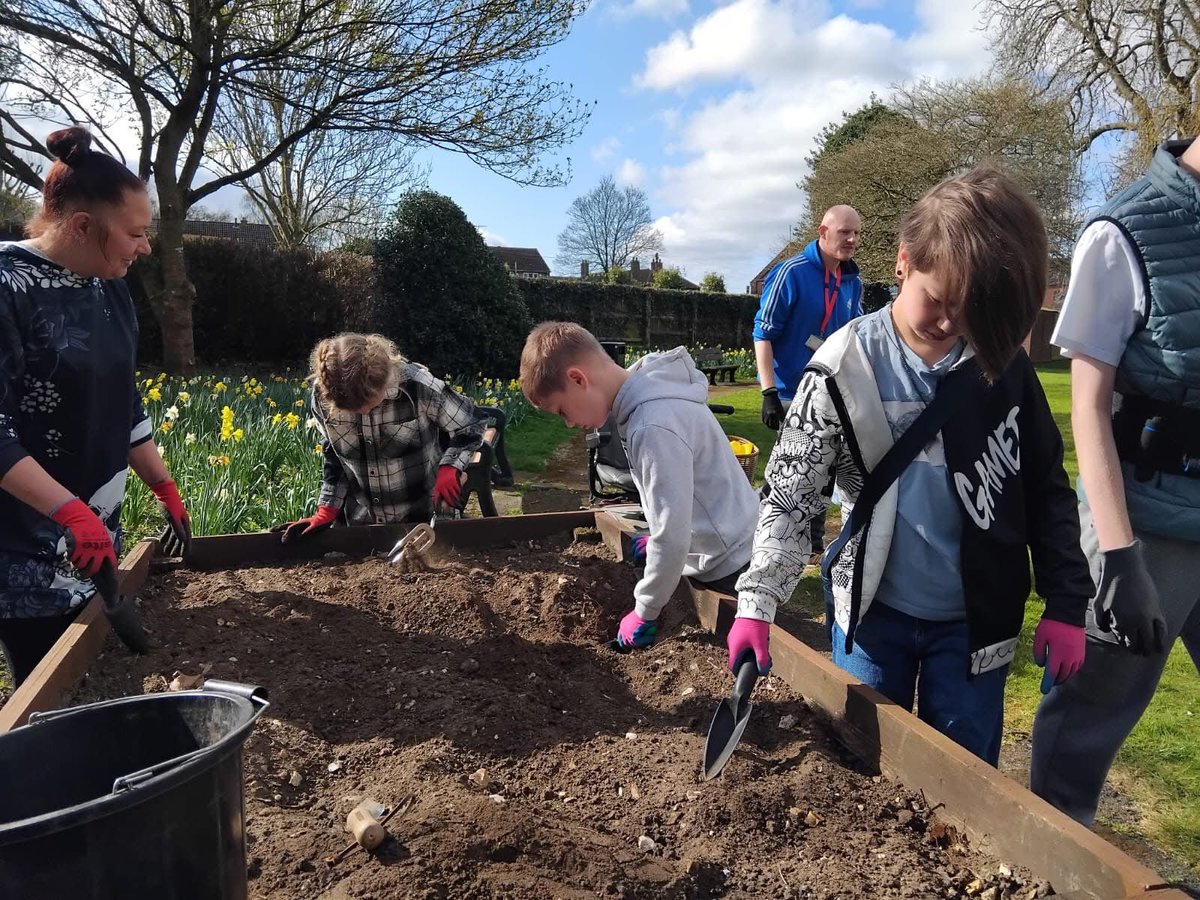 MichelleDenove1's tweet photo. Another lovely morning planting up Hamerton Gardens this time #horncastleinbloom https://t.co/EbSeNvPiri
