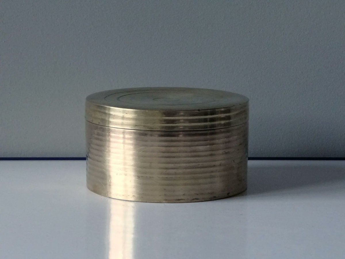 elementsdeco's tweet image. Round brass box with lid, vintage decorative box, designer jewelry box, sleek shape, trinket box, round box decoration #vintage #objects #brass #box #wiseshopper 

authenticbyclaire.etsy.com/listing/185624…