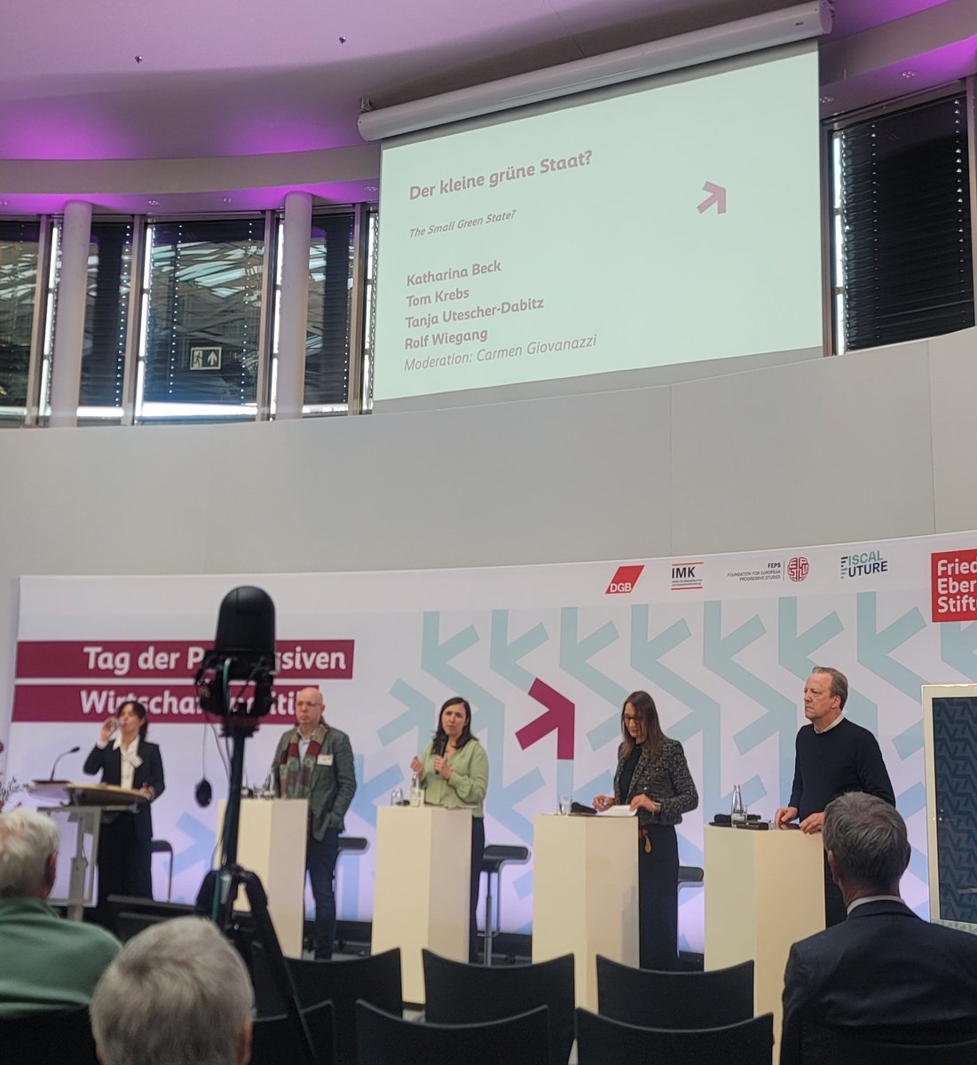 Spannende Diskussionen zu #Finanzierung von Transformation, #energiewende &amp; co 
<a href="/kathabeck/">Katharina Beck</a> betont, dass wir ständig über öffentliche Finanzbedarfe, aber nicht die Erträge sprechen. 
Umso enttäuschender, dass die kommende Regierung an der Kameralistik festhält. #TPW25