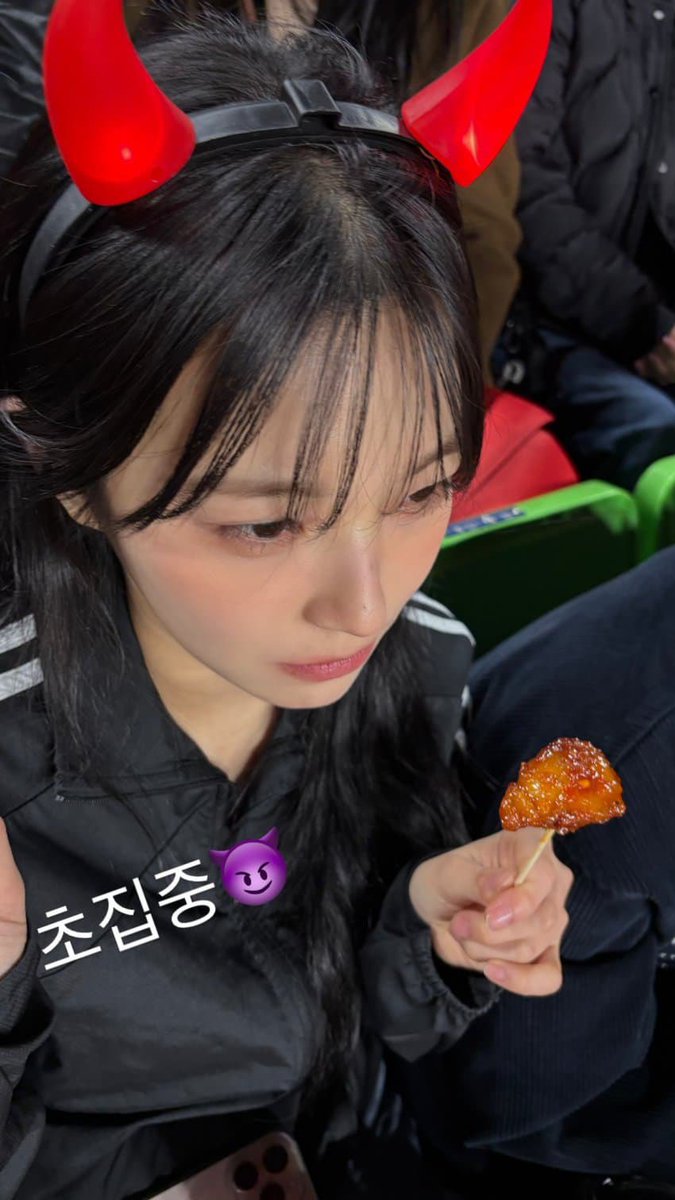 jheonim's tweet photo. pov: we’re on football date and you got me popcorn chicken as snacks! #godevil 😈‼️ https://t.co/Ps4n0fCt86