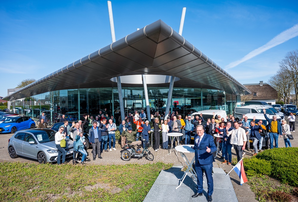 "Veel veilige kilometers op deze splinternieuwe Rijksweg gewenst voor alle inwoners, ondernemers en de andere weggebruikers!" speechte wethouder Slettenhaar 8 apr. Het werk aan de 2 km lange weg zit erop en dat mocht iedereen horen, onder luid getoeter bij Autobedrijf Kleverlaan.