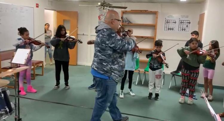 pasionpaisve's tweet photo. El maestro Jesús Sira liderará el desarrollo del programa “Formación de artistas docentes a través del Sistema de Observatorio de Orquestas”, que busca brindar capacitación continua y desarrollo profesional basado en la investigación.

Conoce más:
https://t.co/XjLxsOT7gH https://t.co/xARQdGexED