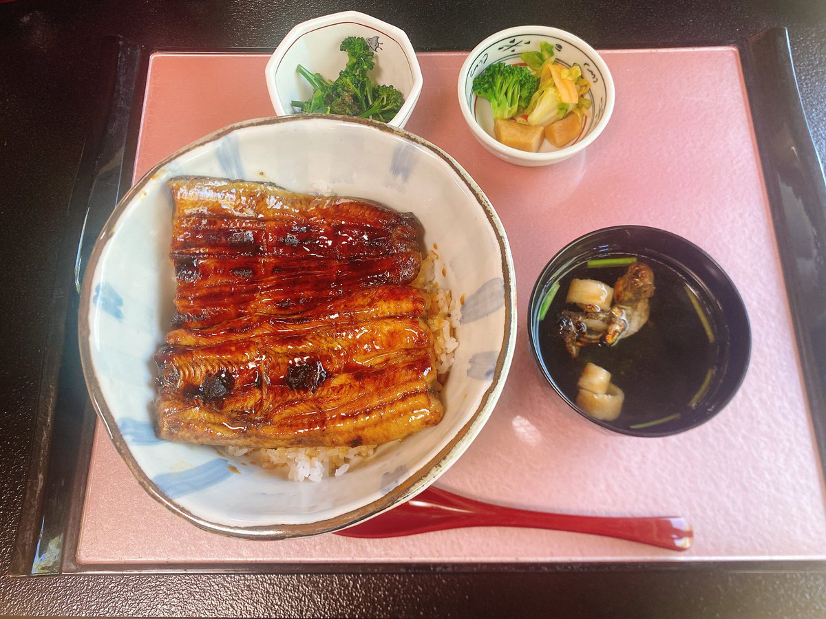 今日は昼から鰻で飲んで
満開の桜を見ながらソフトクリーム食べて

とても充実した日でした😊

みんな！株価ばっかり見てないで
キレイな桜も見て癒されよう🌸

これが満腹投資法です✌️