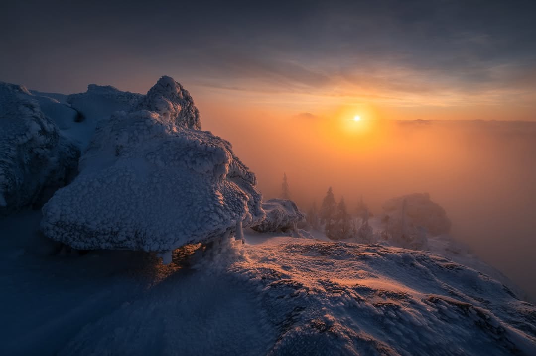 Early climbs, full gear, and a sky that keeps you guessing — that’s what it takes. 💨❄️ Vladimir Hammer's shot at Grosser Arber before sunrise totally catches that winter magic we’re all chasing. #Vallerret #PhotographyGloves #BuiltForWinter #ChaseTheLight #MountainPhotography
