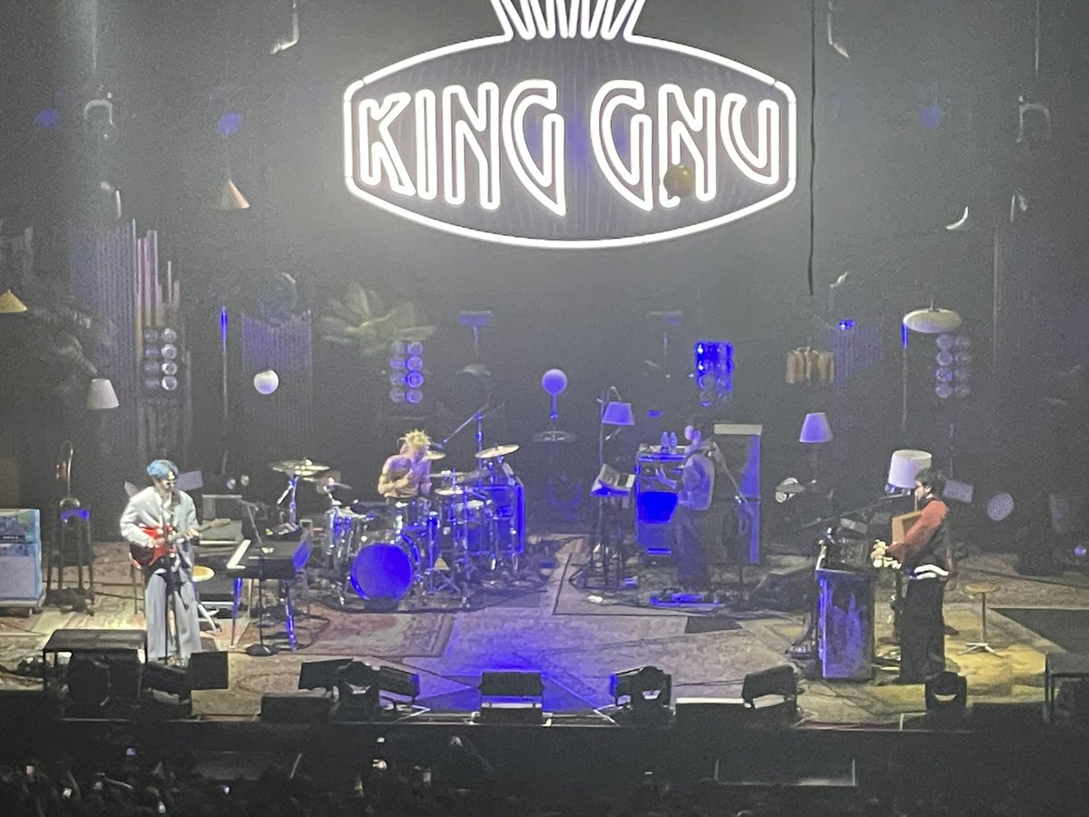 Noelund73's tweet photo. 4/8に見に行ってきた！
アンコール一発目の一途がかっこよすぎた。
MASCARAもよかった。
King Gnu最高でした！
 #KingGnu https://t.co/roxzcWwFfz