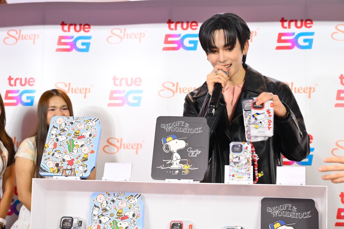 otpcnews's tweet photo. “แซนต้า พงศภัค” ร่วมเติมความสดใสน่ารักเกินต้าน เสิร์ฟโมเมนต์สุดฟิน ในงาน Sheep and True Collaboration
SANTA X SHEEP AND TRUE
#Santapp
#SheepandSanta
#SheepandTrueCollaboration
#AppleSheep #TrueShop
“Sheep”เคสสัญชาติไทยผู้ผลิตและออกแบบแก็ดเจ็ตที่ใส่ใจในทุกรายละเอียดของสินค้าและคำนึงถึงภาพลักษณ์การใช้งานของผู้ใช้ ซึ่งเป็นแบรนด์สินค้าไทยจากร้านAppleSheep แหล่งรวมสินค้าแฟชั่นไลฟ์สไตล์และไอที ล่าสุดได้ประกาศความร่วมมือกับ True ในการวางจำหน่ายสินค้าแบรนด์ Sheep ใน True Shop รวม 48 สาขา ครอบคลุมทุกภาคทั่วประเทศไทย
โดยแบรนด์ Sheep ยังได้ออกคอลเล็กชันครั้งใหญ่แห่งปี Peanuts™ x Sheep: Snoopy & The Peanuts™ gang เมื่อปลายเดือนมีนาคมที่ผ่านมา คอลเลคชั่นSnoopy ได้ถ่ายทอดความน่ารักสดใสอันเป็นเอกลักษณ์จากการ์ตูนPeanuts™ กับคาแรกเตอร์ Snoopy ซึ่งเป็นตัวการ์ตูนในดวงใจที่ครองใจคนทุกวัยทั่วโลกมาอย่างยาวนาน ทำเป็นเคสมีทั้งความเท่ห์และสีสันสดใส พร้อมขบวนอุปกรณ์เสริมมากมาย ย้ำภาพเคสแบรนด์ไทยคุณภาพสากล
อ่านข่าวเพิ่มเติมได้ที่ https://t.co/QYQMovhD25