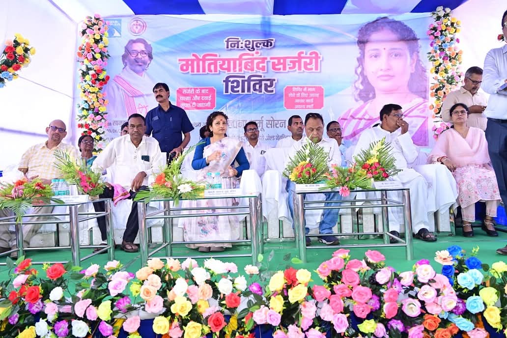 jmm_army's tweet photo. गिरिडीह के गांडेय में आज से शुरू हुआ 9 दिवसीय निःशुल्क मोतियाबिंद सर्जरी शिविर,
शंकर नेत्रालय व ओल्ड जेवरियंस एलुमनाई ट्रस्ट के सहयोग से।
हज़ारों ज़रूरतमंदों को मिलेगा मुफ़्त जाँच व ऑपरेशन का लाभ।

#Giridih  #FreeSurgery #JharkhandNews  #JMMARMY
@JmmJharkhand @JMMKalpanaSoren https://t.co/2RQmRyurJr