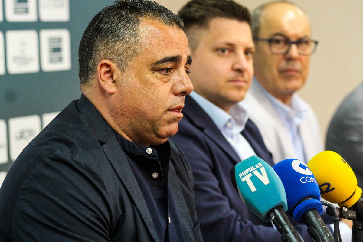 🎙️ Hoy ha sido presentado el técnico <a href="/germancrespo10/">German Crespo</a> en rueda de prensa. 

El nuevo entrenador ha estado arropado por el director deportivo <a href="/almuma95/">Álvaro Muñoz</a>, directivos del club y nuestro nuevo patrocinador ⭐️ 𝐅𝐨𝐭𝐨́𝐧 𝐀𝐬𝐞𝐬𝐨𝐫𝐞𝐬 𝐄𝐧𝐞𝐫𝐠𝐞́𝐭𝐢𝐜𝐨𝐬.