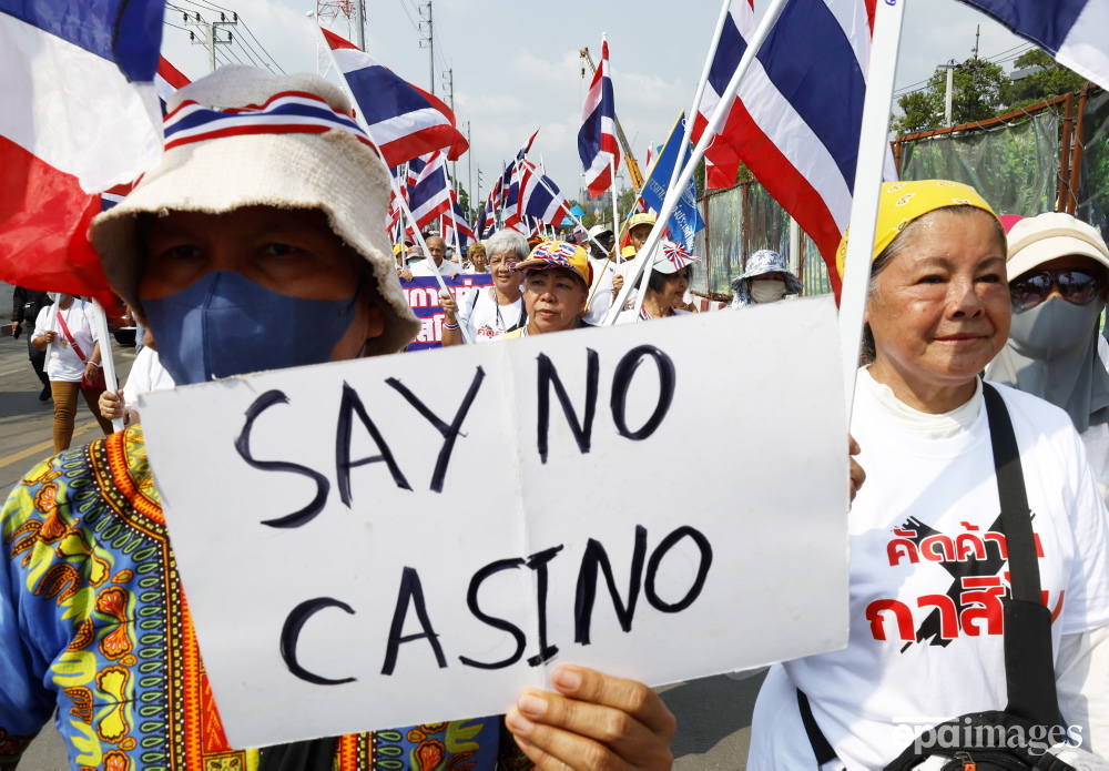 EPA_Images's tweet photo. Thai protesters demonstrate against the government's draft of an entertainment complex bill to legalize casino gambling, outside the Parliament in Bangkok, Thailand. 📷 EPA/Narong Sangnak
#epaimages #protest #thailand #casino https://t.co/aV0vRsFJqC