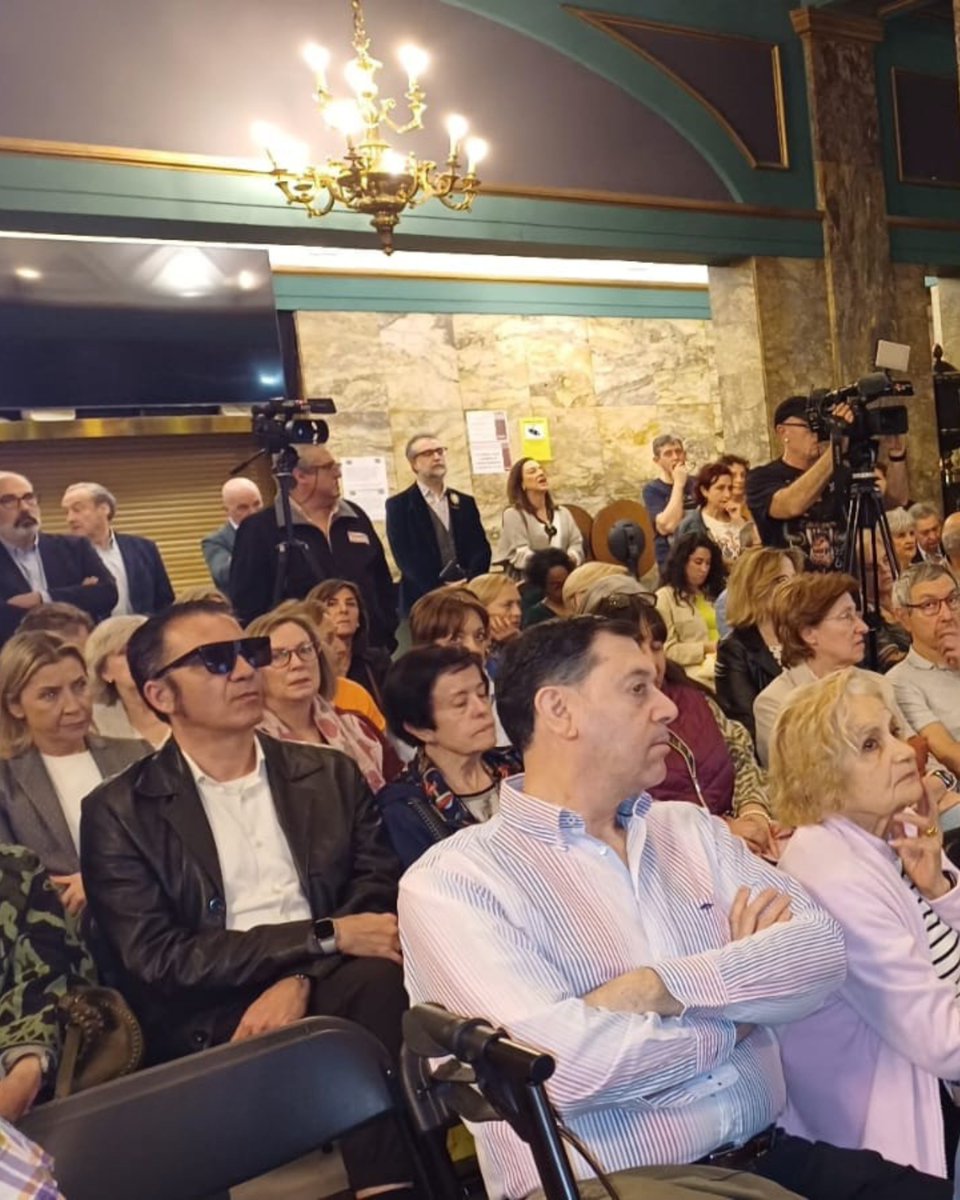menoscuarto_ed's tweet photo. Ayer vivimos una tarde mágica en Zaragoza ✨ Con la multitudinaria presentación de 'Casa de indianos' de Juan Bolea en el @TeatroZgz 🥰 ¡Gracias a todos los que nos acompañasteis para celebrar esta nueva aventura literaria! 🧡
#presentacion #casadeindianos #menoscuarto https://t.co/QEWPNxy9Oc
