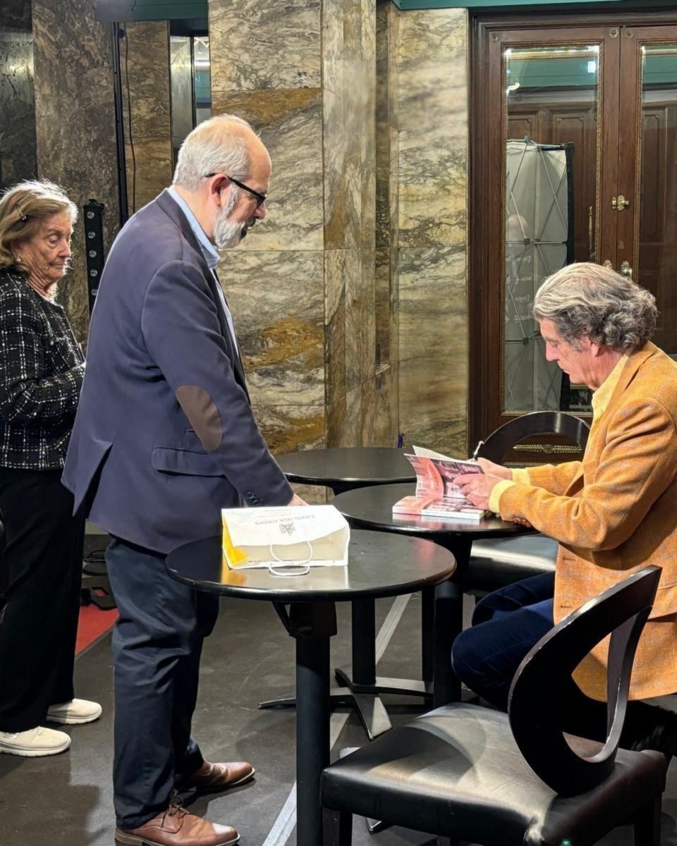 menoscuarto_ed's tweet photo. Ayer vivimos una tarde mágica en Zaragoza ✨ Con la multitudinaria presentación de 'Casa de indianos' de Juan Bolea en el @TeatroZgz 🥰 ¡Gracias a todos los que nos acompañasteis para celebrar esta nueva aventura literaria! 🧡
#presentacion #casadeindianos #menoscuarto https://t.co/QEWPNxy9Oc