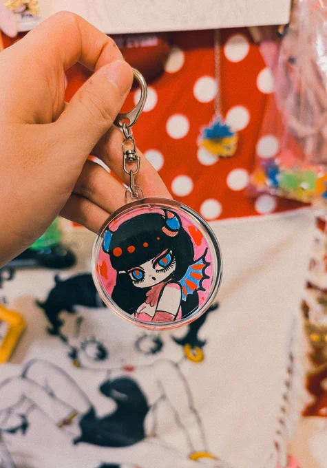 4月13日のフェチフェス( )ではキーホルダーサイズのサキュバス似顔絵をやりますえっちなサキュバスにして描かせて頂きます。(こちら急いで描いたものなので少し荒いですが、本番ではもっと丁寧に描かせて頂きます)1点2000〜3000円ぐらいでやるよ! 