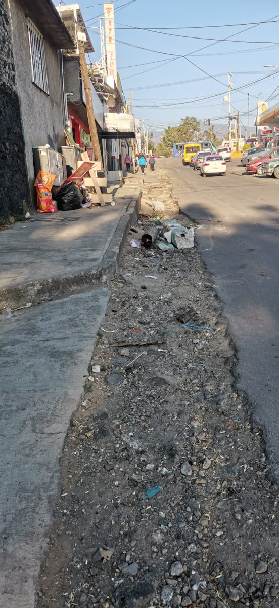 Hazzviz's tweet photo. @telediario Hola buen día llevamos  desde el inicio del ciclo escolar con este tubo de agua y  no terminan de reparar  y es el paso de alumnos y papás de la secundaria 195 en la delegación tlalpan  calle tizimin  colonia lomas de Padierna carretera picacho Ajusco esquina Tizimín https://t.co/Gw9m7QONr1
