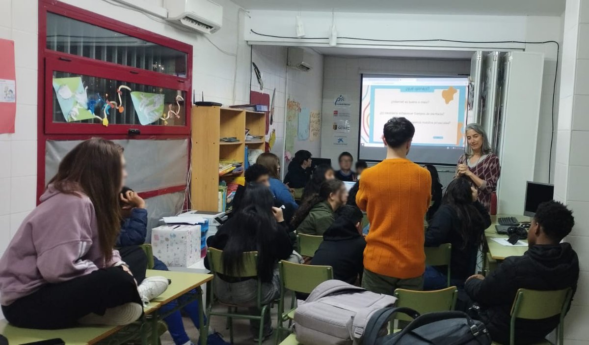 El móvil es una herramienta increíble, pero debemos saber usarla de forma segura. Con nuestros talleres de Uso de móviles hablamos sobre el uso responsable de las rr.ss., la privacidad, el uso de las pantallas y a identificar fuentes de información fiables.