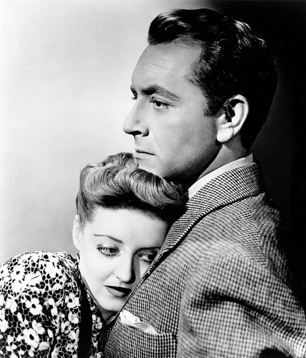 JuanmadelaPoza's tweet photo. ¿Cuál es la película más infravalorada de la gran #BetteDavis? La actriz estadounidense junto a #PaulHenreid en una fotografía publicitaria de #LaExtrañaPasajera (#NowVoyager, 1942), de #IrvingRapper. Un melodrama romántico arrebatador, con guion de #CaseyRobinson, cuidado hasta el último detalle, basado en la novela de #OliveHigginsProuty. Olive Higgins Prouty tomó prestado su título original del poema de dos líneas de #WaltWhitman #TheUntoldWant: «La necesidad no contada que la vida y la tierra nunca concedieron, / ahora, viajero, zarpa para buscar y encontrar». El rodaje de «La extraña pasajera» comenzó el 7 de abril de 1942 y terminó el 23 de junio del mismo año. «La extraña pasajera» es la primera producción independiente de #HalBWallis en #WarnerBros bajo un nuevo acuerdo con el estudio, tomando un papel activo en la producción, incluidas las decisiones de cástin. Las opciones iniciales para interpretar a Charlotte Vale, una solterona poco atractiva, monótona y reprimida cuya vida está brutalmente dominada por su tiránica madre, una viuda aristocrática de Boston, fueron #IreneDunne, #NormaShearer y #GingerRogers. Cuando Bette Davis se enteró del proyecto, hizo campaña y consiguió el papel. La actriz estadounidense había leído la novela original y estaba entusiasmada con su personaje. Bette Davis también se involucró en detalles como la elección personal de su vestuario. Tras consultar con la diseñadora de vestuario #OrryKelly, sugirió que Charlotte llevara un atuendo monótono, incluido un vestido de foulard bastante feo, al principio de la película, que contrastara con las creaciones elegantes que marcan su aparición posterior en el crucero. El filme estuvo nominado a tres #PremiosÓscar: mejor actriz (Bette Davis), mejor actriz de reparto (#GladysCooper) y mejor banda sonora de una película dramática o comedia (#MaxSteiner), ganando solo en esta última categoría. La película es uno de los melodramas románticos más renombrados del cine estadounidense de los años cuarenta. Exalta, como pocos filmes de su época, a la mujer que lucha sola por su independencia y libertad. El sacrificio por lealtad a un amor imposible, similar al de #Casablanca (1942), de #MichaelCurtiz, responde perfectamente a los gustos de la época y a las exigencias de la censura. «La extraña pasajera» es una historia sobre los mecanismos de sumisión y poder que pueden llegar a destrozar la vida de una persona. También trata sobre las relaciones humanas. Se trata de un filme complejo y de una gran profundidad, que huye del típico final feliz y complaciente, destacando los aspectos de la realidad menos sencillos de transmitir en una película comercial. Bette Davis está inconmensurable en «La extraña pasajera» y realiza una de sus mejores interpretaciones. La actriz, que ya había obtenido éxitos importantes como #Jezabel (#Jezebel, 1938), de #WilliamWyler, que le supuso su segundo #PremioÓscar a la mejor actriz, #LaCarta (#TheLetter, 1940), de William Wyler, y #LaLoba (#TheLittleFoxes, 1941), de William Wyler, volvió a demostrar una capacidad espectacular para construir personajes complejos.