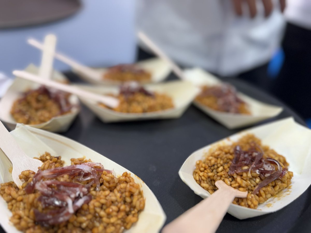 Menudo arroz nos ha preparado Diego René de Beluga (Málaga), solo buen arroz y buen jamón y hueso y grasa de jamón de castaña de <a href="/DehesaMonteros/">DEHESA MONTEROS</a>, ¡si es que no hace falta nada más! 😋 #SG25