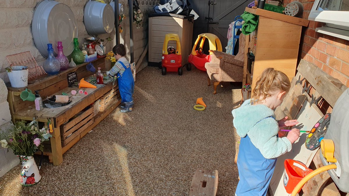 A child led, freely chosen morning of play 😁 Lots of painting using various techniques 🌺🌼✋️🖌 #happy #engaged #homefromhome