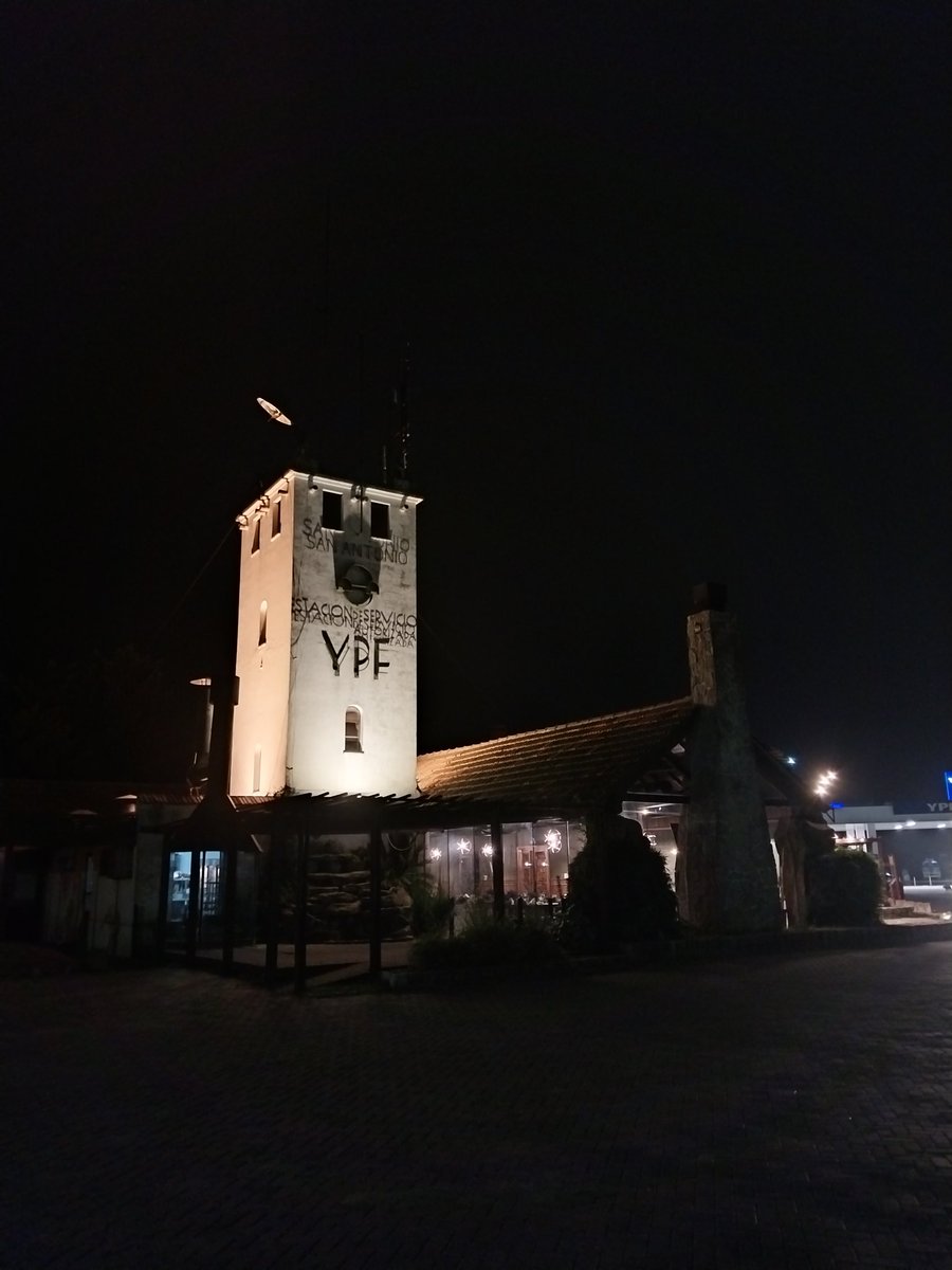 Un lujo. Estación YPF reciclada en Benito Juarez, PBA. Antes cerrada, hoy el restaurante "La Rueda" Con una parrilla que explota de éxitos. Existe algo más maravilloso que comer al lado de la ruta en una vieja y restaurada Estación de Servicio? No. Una genialidad.