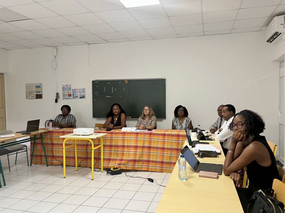 La rectrice de l’<a href="/AcGuadeloupe/">Académie de la Guadeloupe</a>, <a href="/gangloffchris/">Christine Gangloff-Ziegler</a>, s’est rendue, hier, au Collège Nelson Mandela de Capesterre de Marie-Galante dans le cadre de l'installation du Comité de Pilotage du Territoire Educatif Rural (TER) de Marie-Galante.