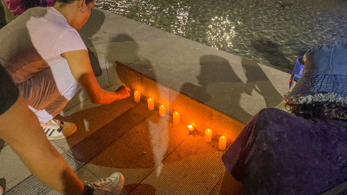 Anoche se encendieron luces hasta el cielo por Sara, mientras corrían flores por las fuentes de agua de la Plaza como evocando su presencia y las voces de sus hermanxs trans se quebraban al despedirla.
📸 <a href="/nicalibe/">Nica</a>