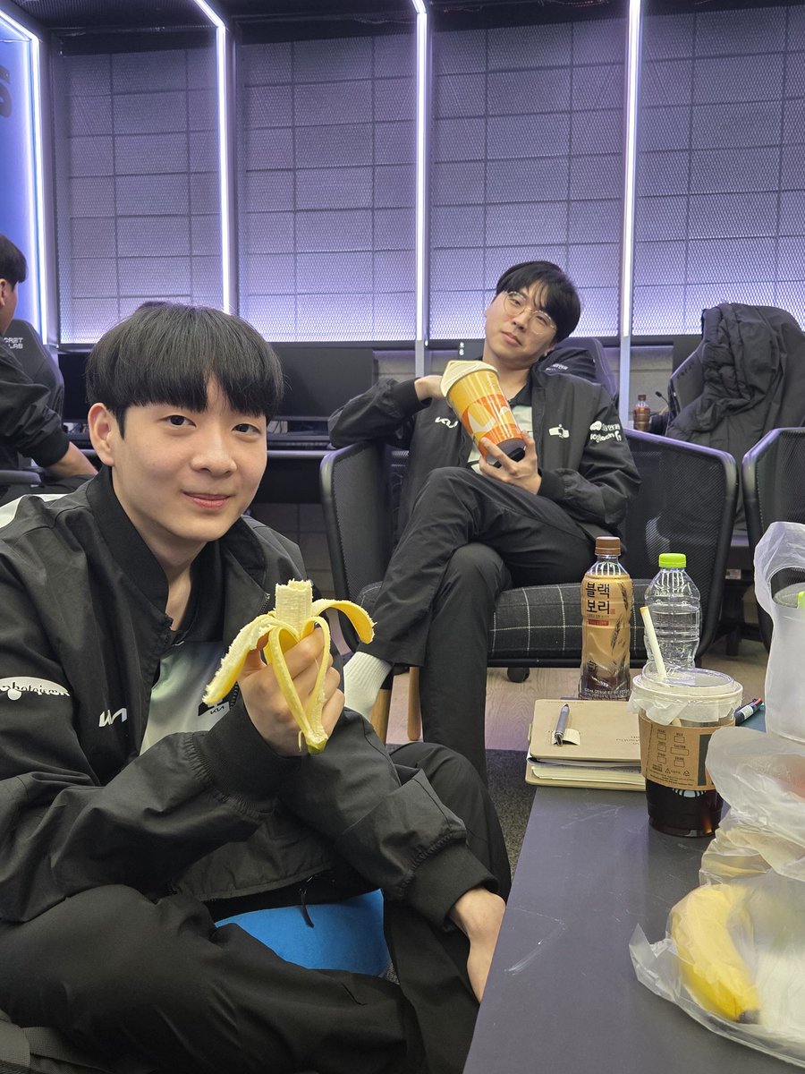 jyjoonlee's tweet photo. 4월9일 수요일 경기 후

늦은 시간까지 응원 감사드립니다.
오늘 선수들도 차분하면서 분위기 좋습니다.

(사진)
- 이 상태로 굳은 쇼메
- 정글 &amp; 정글
- 노련했던 봇듀오
- 든든했던 막내 https://t.co/eipsPVUSjP