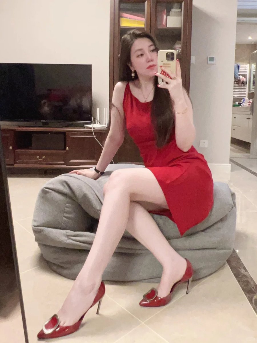 Poonam24129's tweet photo. 当红色与裙摆相遇，优���与热情碰撞。这一刻，所有的目光都在你身上，闪耀无比 https://t.co/X9A9gpAj1q