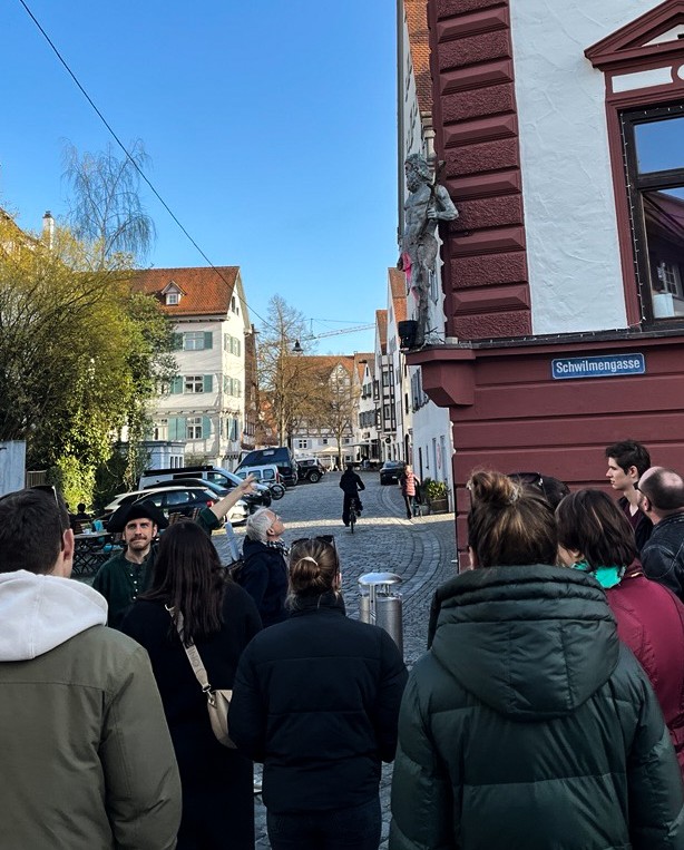 epgroupOfficial's tweet photo. 17 Uhr, Ulmer Ortszeit, der Henker steht bereit 👀
Keine Panik, niemand muss den Kopf verlieren! Es fließt auch kein Blut, sondern reichlich Wissen. Unsere ep'ler haben sich mit dem Henker von Ulm getroffen, der jedoch nicht mit Axt und Strick, sondern mit spannenden Geschichten. https://t.co/fTA8BygnMn