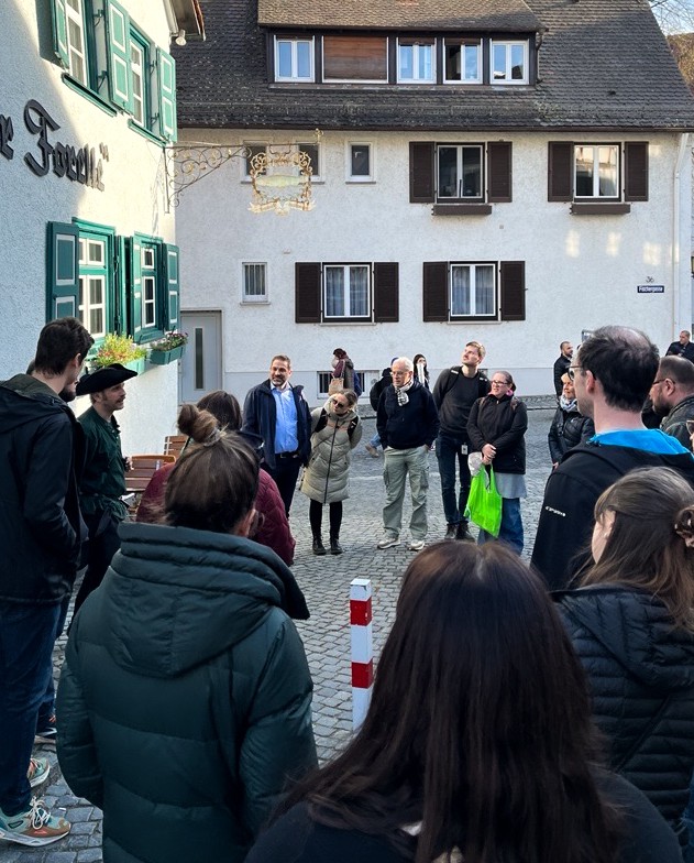 epgroupOfficial's tweet photo. 17 Uhr, Ulmer Ortszeit, der Henker steht bereit 👀
Keine Panik, niemand muss den Kopf verlieren! Es fließt auch kein Blut, sondern reichlich Wissen. Unsere ep'ler haben sich mit dem Henker von Ulm getroffen, der jedoch nicht mit Axt und Strick, sondern mit spannenden Geschichten. https://t.co/fTA8BygnMn