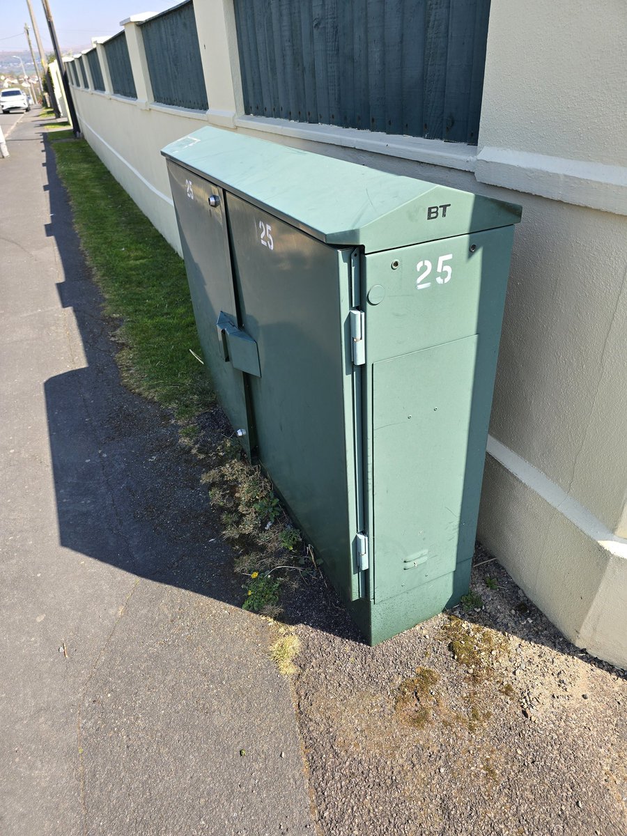 B_Squanto's tweet photo. Hey @WeAreOpenreach cabinet 25 needs some tlc looks like bottom lock not engaged.  Glenholt Road x Plymbridge Road PL6 7JA https://t.co/sFb5rH4jTO
