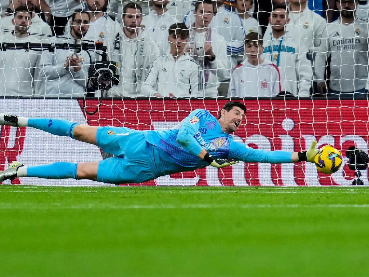 AxeeL's tweet photo. Cuando vamos a empezar a reconocer a Courtois como el mejor portero de la historia? https://t.co/l3YPplg6BB