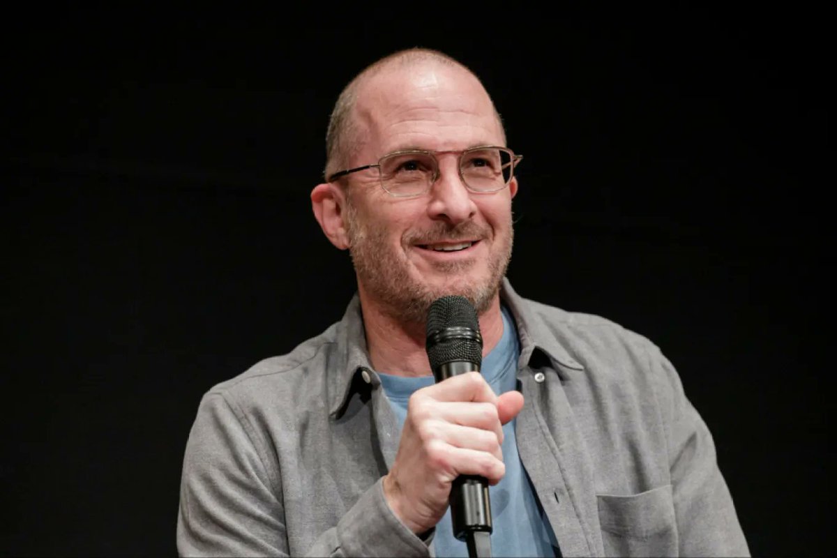 Darren Aronofsky says "I hate Method actors... just something to hide behind, as opposed to doing the work and being professional.”

“[By all means] do a tremendous amount of research and really work hard, but acting’s make believe. If you’re going to do an intense scene,