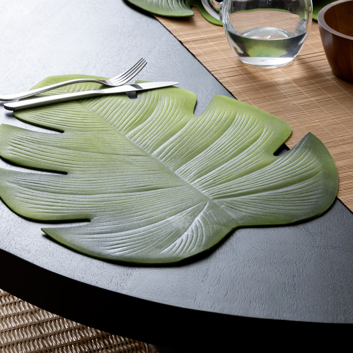 ParisPrix's tweet photo. Laissez-vous séduire par le design très réaliste de ce set de table en forme de feuille 🍀

➡ https://t.co/8yWopEydvB

#PARISPRIX https://t.co/9jXsiOT2Dw