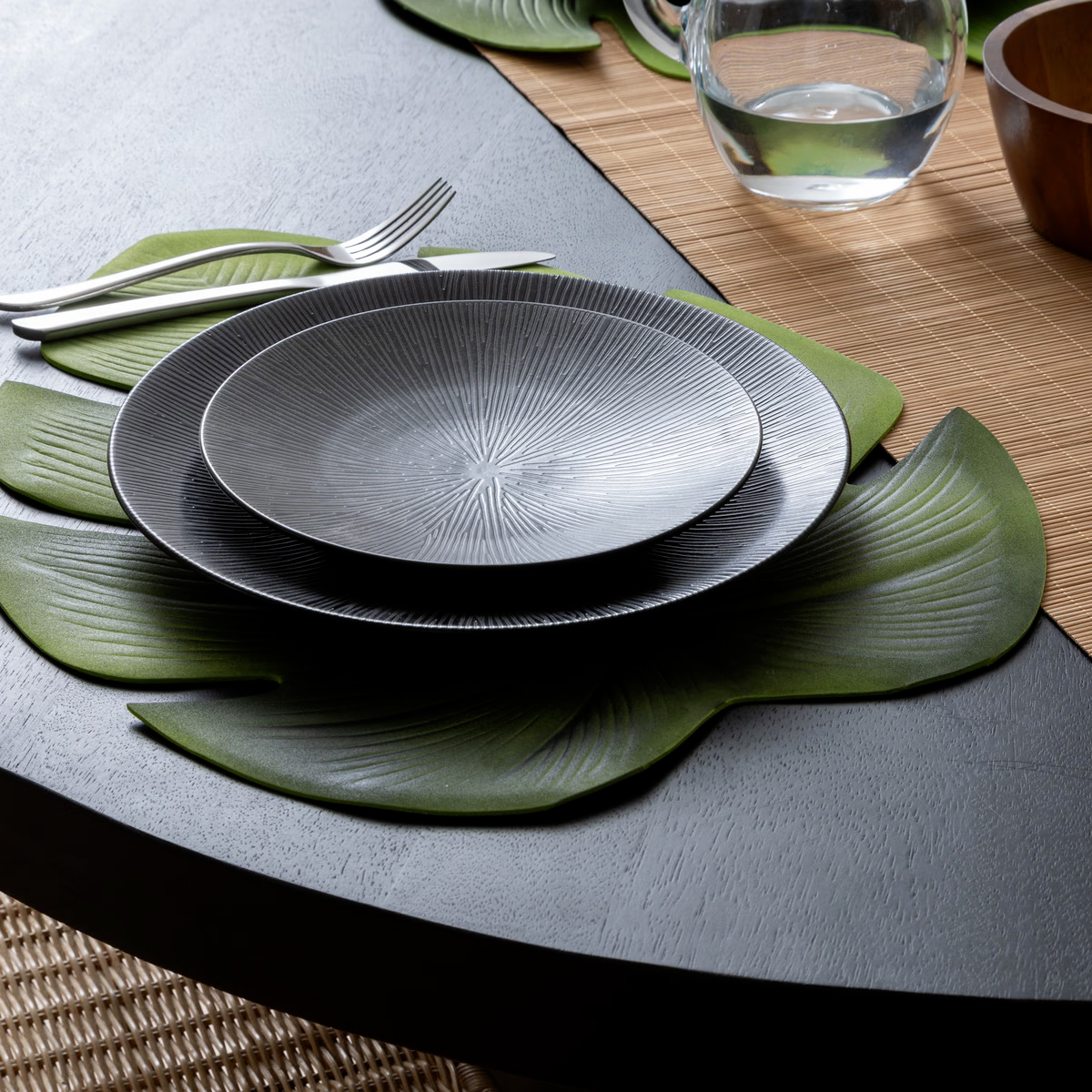 ParisPrix's tweet photo. Laissez-vous séduire par le design très réaliste de ce set de table en forme de feuille 🍀

➡ https://t.co/8yWopEydvB

#PARISPRIX https://t.co/9jXsiOT2Dw