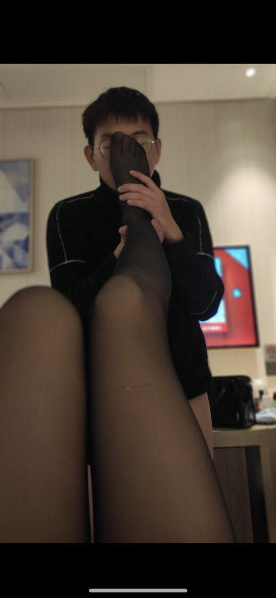 ADAVID16's tweet image. 这大长腿跪在你面前舔你的几把，会不会瞬间征服感觉就上来了，干净无味的来私信满足你