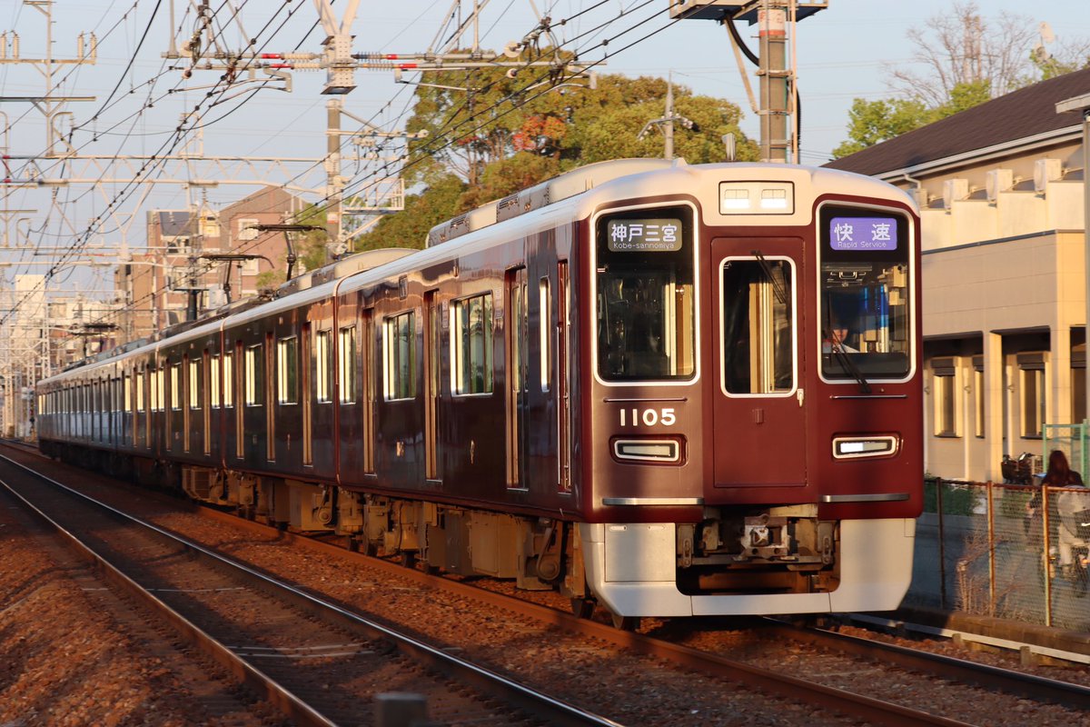 yossy2139's tweet photo. 阪急神戸線　初めて快速と準特急の撮影。暗くなる前の夕方短時間ですが、ここは快速の被りが多く2/3が被りでまともに撮れませんでした。 https://t.co/OF5E6f54Fy