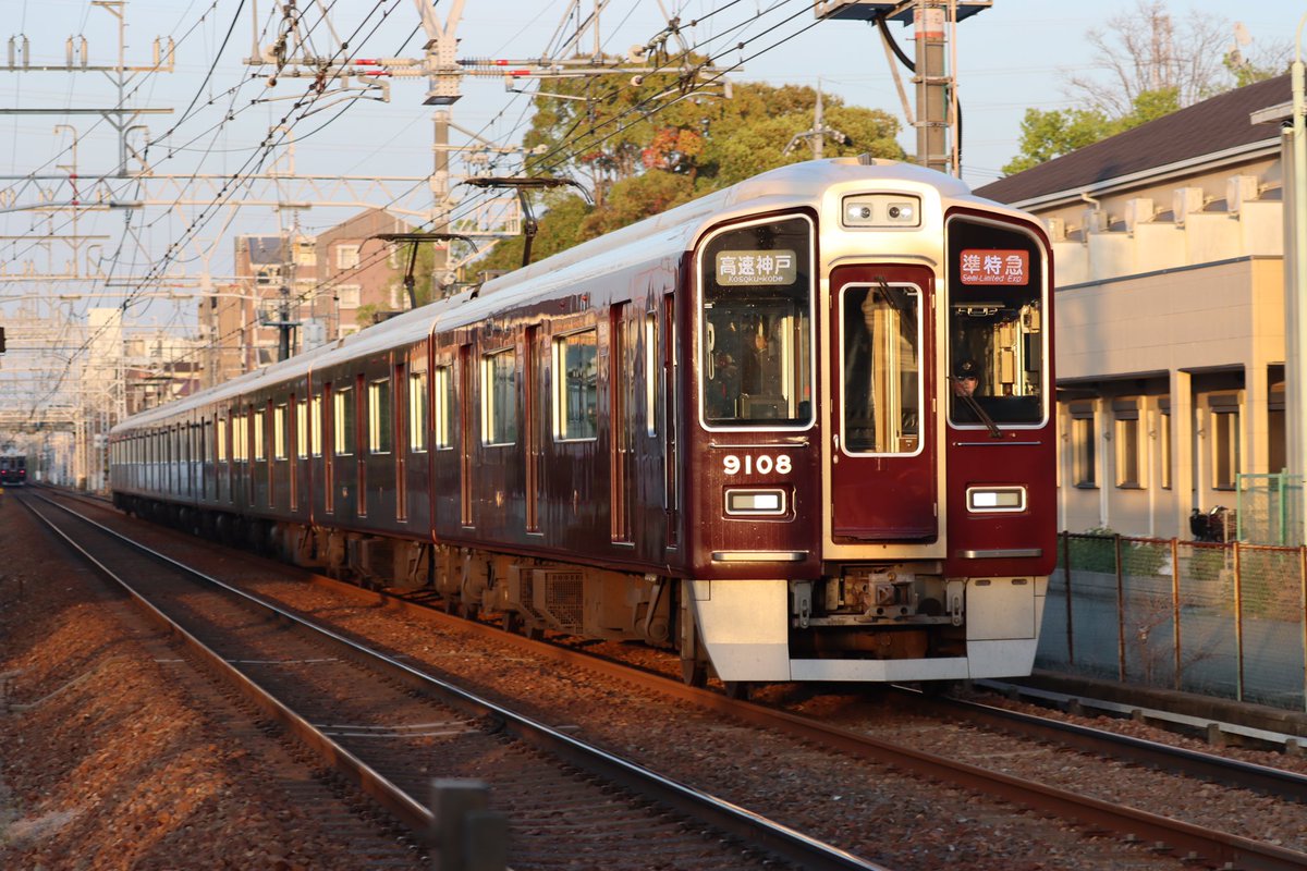yossy2139's tweet photo. 阪急神戸線　初めて快速と準特急の撮影。暗くなる前の夕方短時間ですが、ここは快速の被りが多く2/3が被りでまともに撮れませんでした。 https://t.co/OF5E6f54Fy