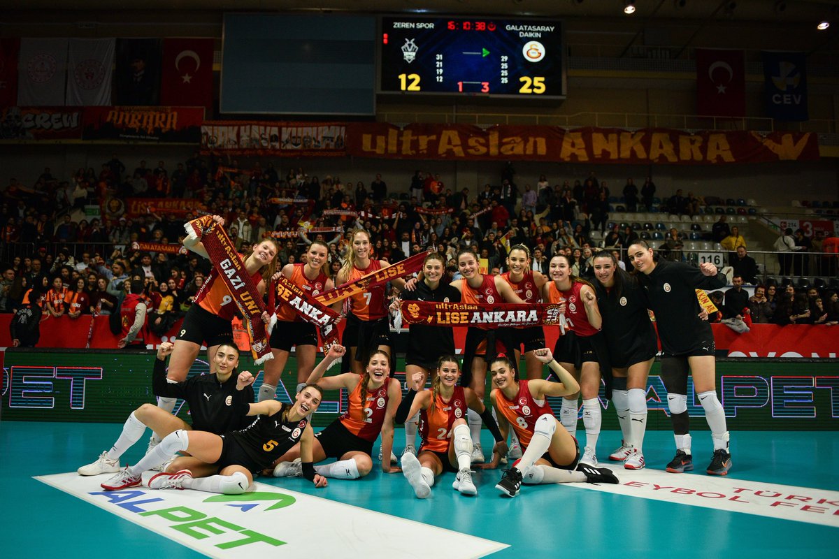 🧿Galatasaray Daikin'den aynı sezonda 3 derbi galibiyeti.

🏠Galatasaray Daikin 3-0 Vakıfbank 
🚌Eczacıbaşı 1-3 Galatasaray Daikin 
🏠Galatasaray Daikin 3-2 Fenerbahçe 

Her maçta sonuna kadar mücadele eden ve bu gururu bize yaşatan kızlarımıza çok teşekkür ediyoruz.