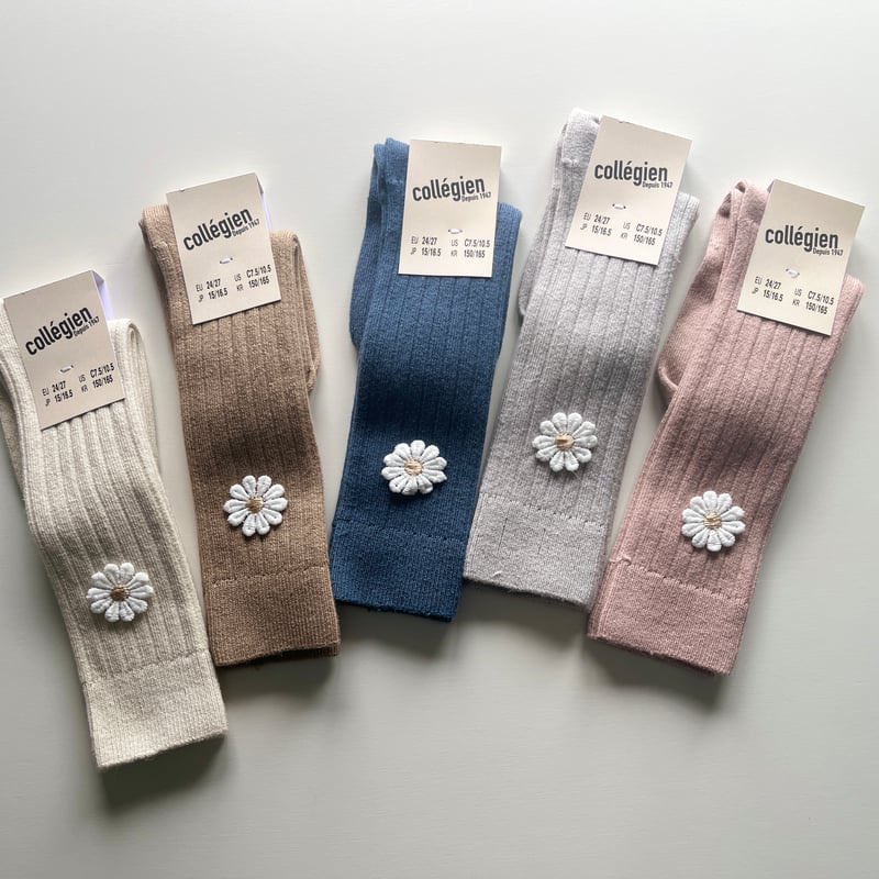 mikuco__ak's tweet photo. 【Collegien】Valentine - Ribbed Knee-high Socks with Daisy

定番リブハイソックスに、デイジー（ワッペン）がついた可愛いソックス
春夏らしいガーリーはコーデが完成します
お花は中央だけソックスと縫われています。

#collegien https://t.co/OGIR8qRbwE