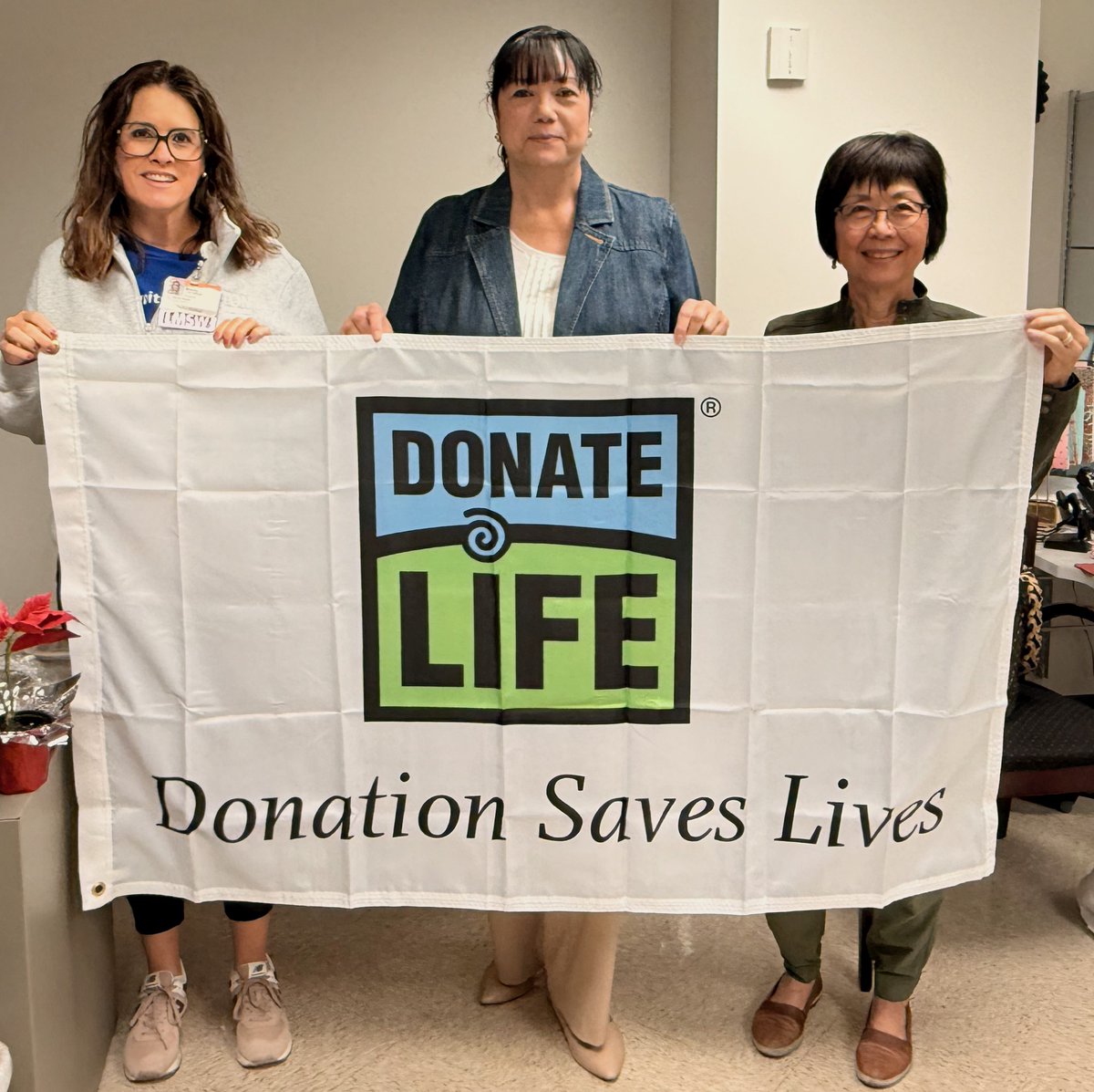 TransplantAZ's tweet photo. Take a photo or video and show your support for organ, eye and tissue donation by raising the Donate Life flag. 
Share it with us by tagging @donatelifeaz and @transplantcommunityalliance https://t.co/EtoGaiStSY