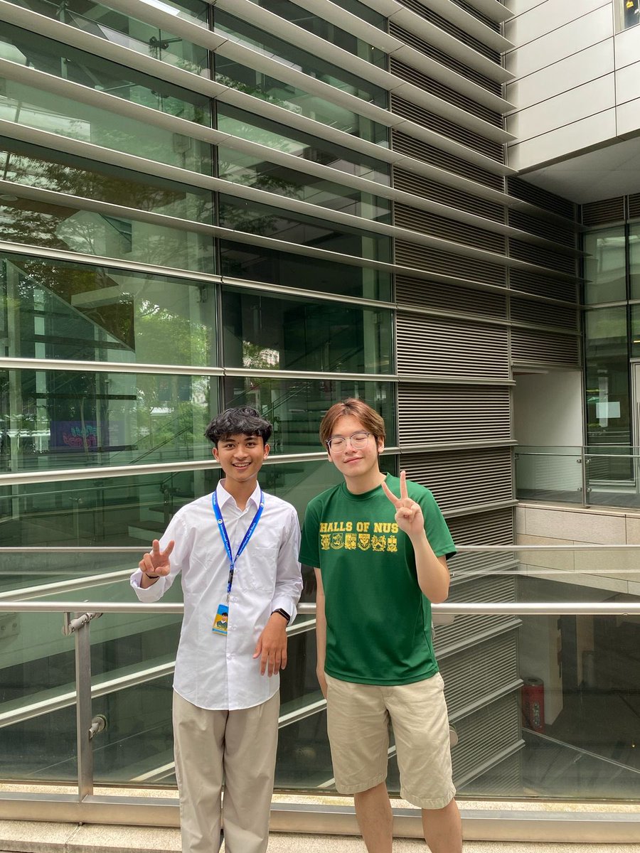 lonersky148's tweet photo. Omg barir meet up with axel🤩🤏🏻
*axel nya belum siap uda dijepret😭
#axelots #barir https://t.co/ZLCPFkUtw3