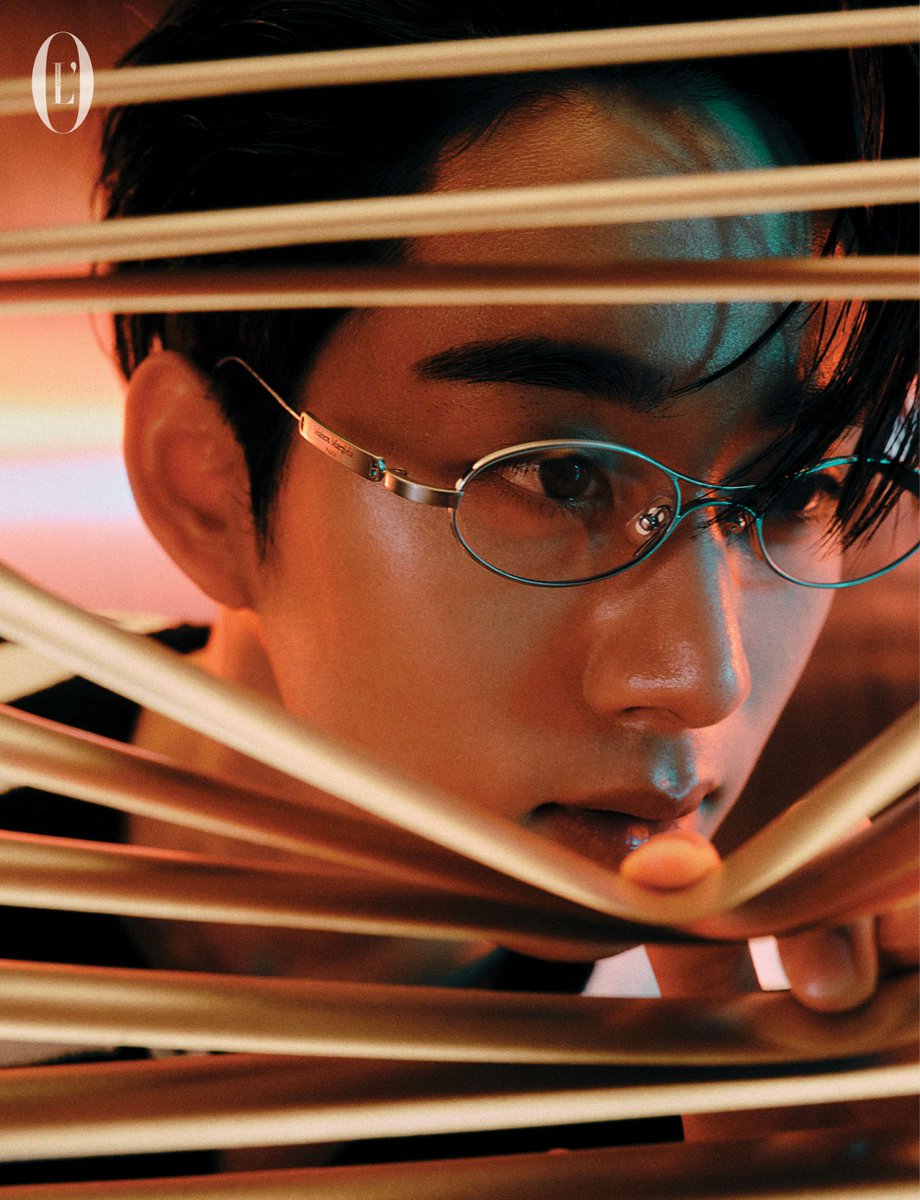 Lofficiel_SG's tweet photo. He’s got the face of a leading man and build of a former national swimmer, so we’re sure suitors are abound. But @EstRvp is in no hurry to dive into a relationship: “Being single feels great! I have no problems with it.” 🥰

Full story: https://t.co/cSZxHKGRAt

#EstSupha #est_rvp https://t.co/CQ8VXNVeNV